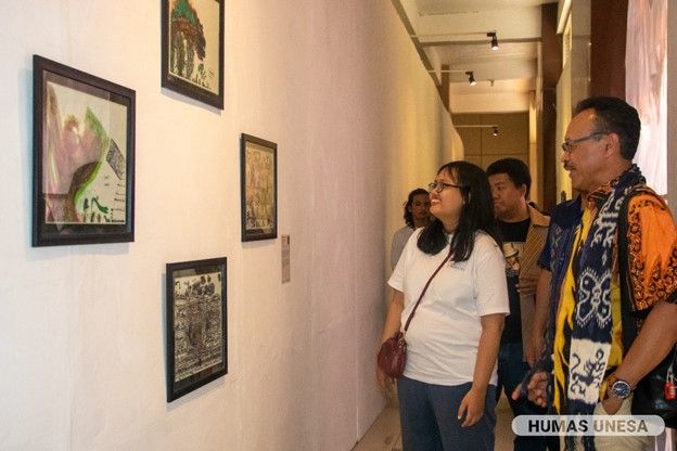 Wakil Rektor IV menjajaki satu persatu berbagai karya seni yang dipajang dalam pameran internasional tersebut.