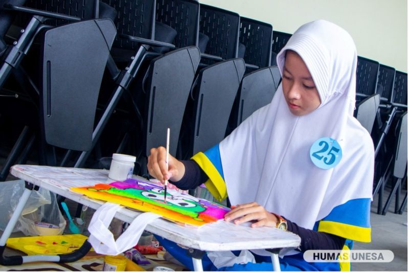 Salah satu peserta lomba fokus mempercantik dan menyelesaikan gambar di totebag dalam Edufair 2024.