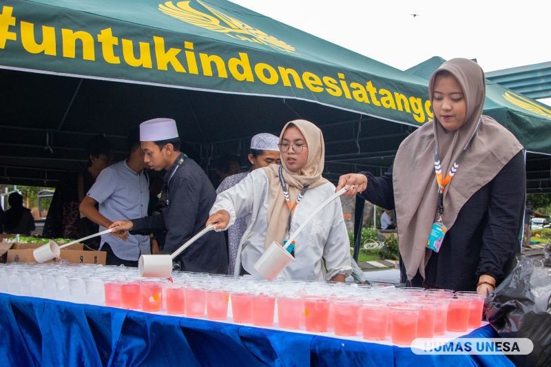 SEGER: Panitia kegiatan menyiapkan seribu porsi minuman dalam agenda pembagian takjil gratis.