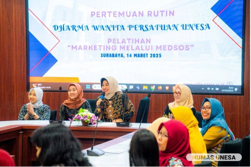 Ketua DWP Unesa, Endah Purnomowati Nurhasan memberikan penguatan dalam pelatihan yang dihadiri puluhan perempuan, pengurus dan anggota DWP Unesa. 