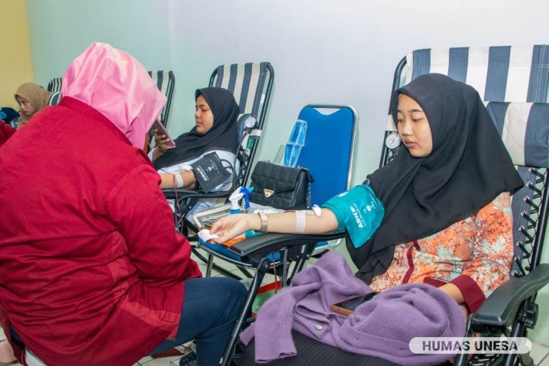 Mahasiswa UNESA menjalani proses donor darah yang diselenggarakan di Gedung LPSP, Kampus 2 Lidah Wetan.