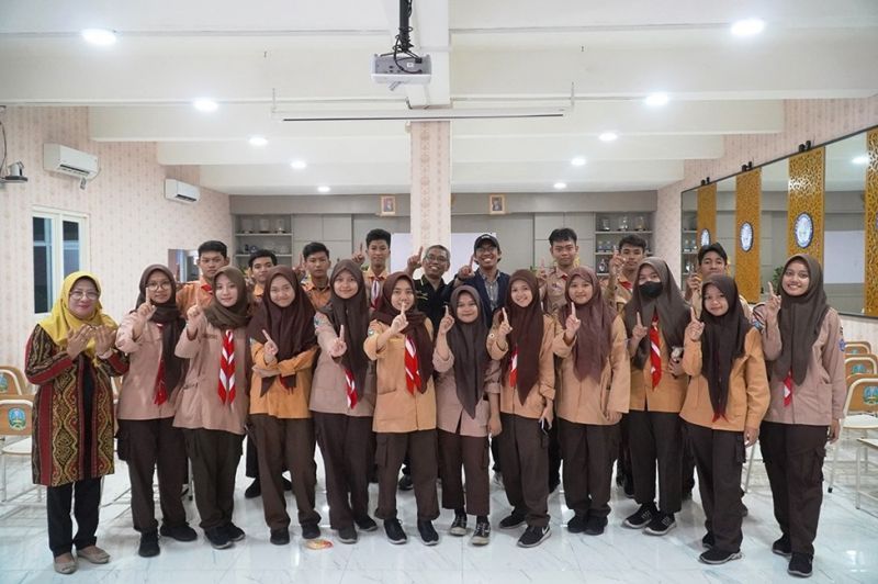 Tim S-2 Teknologi Pendidikan UNESA bersama beberapa peserta pelatihan dan guru pendamping SMA Barunawati Surabaya.