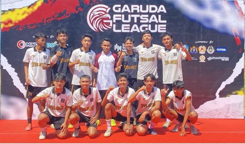 Siap berlaga, skuad futsal SMA Labschool Unesa 1 Surabaya yang diluncurkan pada puncak perayaan HUT ke-79 RI di SMA Labschool Unesa 1 Surabaya, Kampus 2 Lidah Wetan.