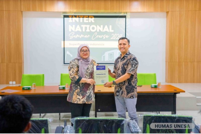 Wakil Dekan I FMIPA (kiri) menyerahkan sertifikat International Summer Course 2024 kepada mitra dan peserta yang terlibat.