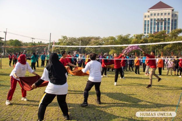 Civitas selingkung UNESA sedang beradu ketangkasan dalam lomba voli sarung.