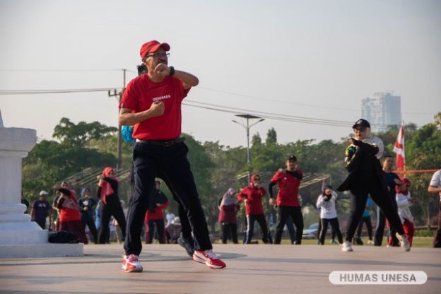 Pimpinan bersama seluruh civitas UNESA senam bersama sebelum mengikuti serangkaian lomba Agustus-an di Lapangan Rektorat.