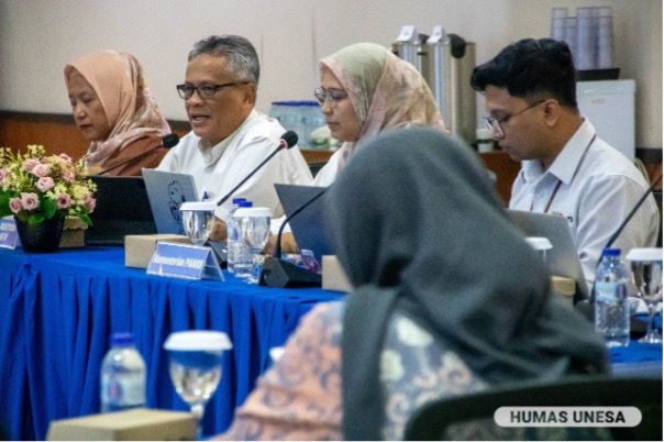 Wakil Rektor Bidang II UNESA menyampaikan komitmen kampus ‘Rumah Para Juara’ untuk terus meningkatkan kualitas layanan kelompok rentan, tidak hanya di Fisipol, tetapi juga di fakultas lainnya.