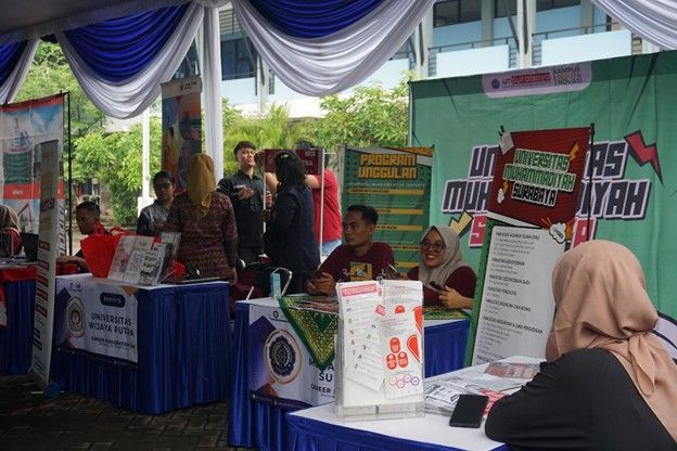 Kegiatan ini menarik perhatian siswa. Mereka aktif berdiskusi berbagai peluang, prodi, dan cara mendaftar di masing-masing kampus.