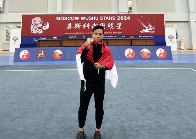 MENYALA ABANGKU: Muhammad Daffa Golden Boy, mahasiswa S-2 Pendidikan Olahraga UNESA pamerkan medali emas yang diraihnya dalam Moscow Wushu Stars 2024 di Moskow, Rusia (Dokumentasi Daffa).