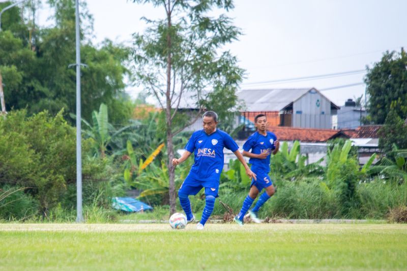 Laga persahabatan dan halalbihalal UNESA FC dan SSC Rawon