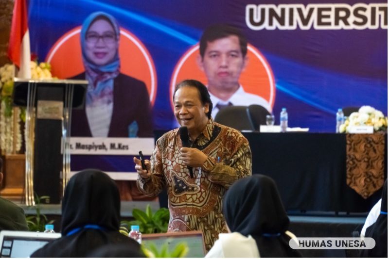 Ketua MWA UNESA Prof. Dr. Haris Supratno membekali peserta diklat dengan materi pendidikan karakter.