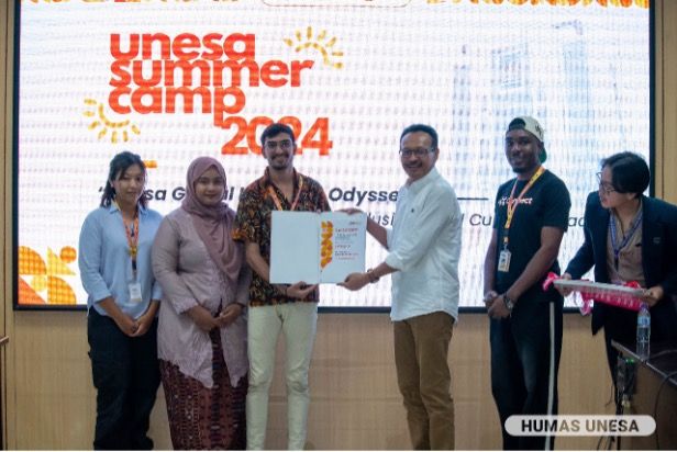 Wakil Rektor IV UNESA menyerahkan sertifikat kepada peserta Summer Camp 2024.