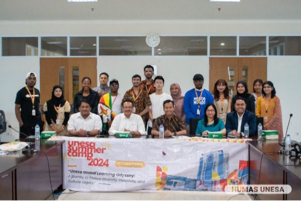 Jajaran pimpinan UNESA bersama peserta Summer Camp 2024