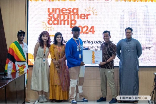 Kasubdit Urusan Internasional UNESA menyerahkan sertifikat Summer Camp kepada peserta yang merupakan mahasiswa dari berbagai negara.