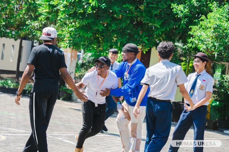 Keseruan kegiatan mahasiswa asing dengan siswa Labschool UNESA