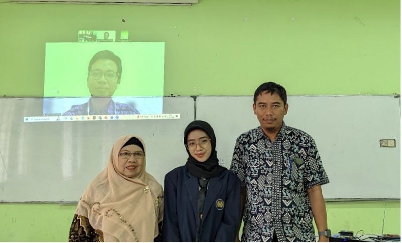 Via Aprilia Nugraha, mahasiswa prodi S-1 Pendidikan Fisika bersama penguji dan pembimbing usai ujian skripsi.