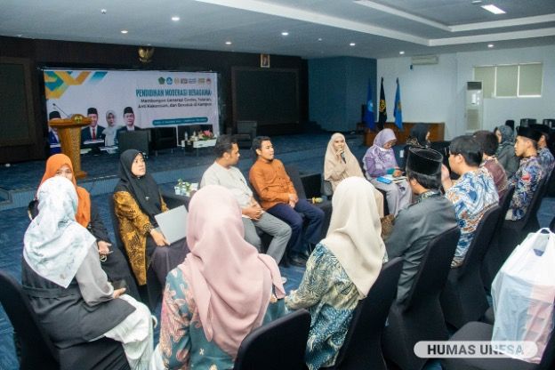 Kegiatan ini dikemas dalam dua rangkaian yaitu seminar yang diikuti mahasiswa dan FGD seputar pendidikan moderasi agama oleh pengajar Pendidikan Agama Islam (PAI). 