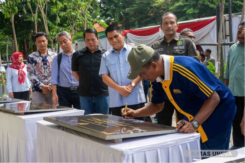 Rektor Unesa, Nurhasan atau Cak Hasan menandatangani prasasti peresmian fasilitas atau gedung baru di Unesa Kampus 1 Ketintang.