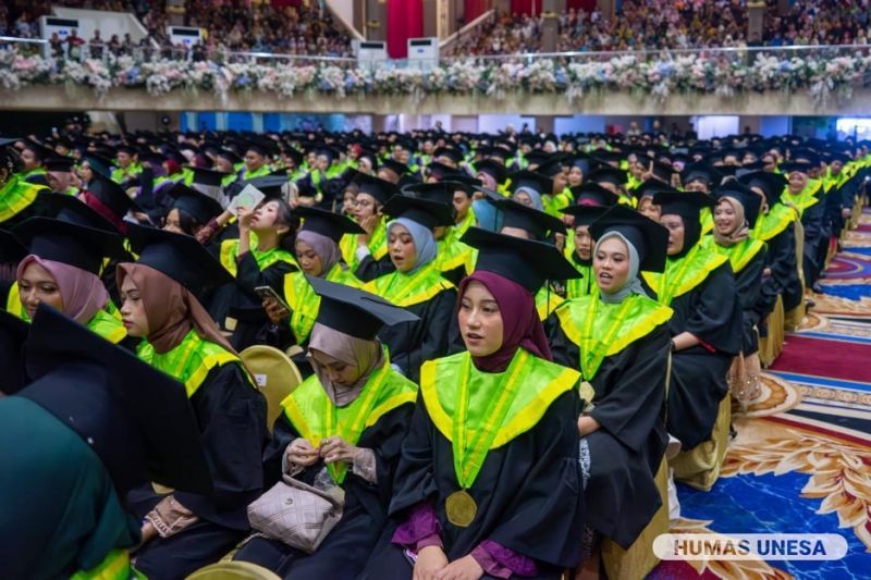 Wisudawan Unesa siap berkontribusi dan menjadi bagian dari generasi yang mewujudkan Indonesia Emas 2045.