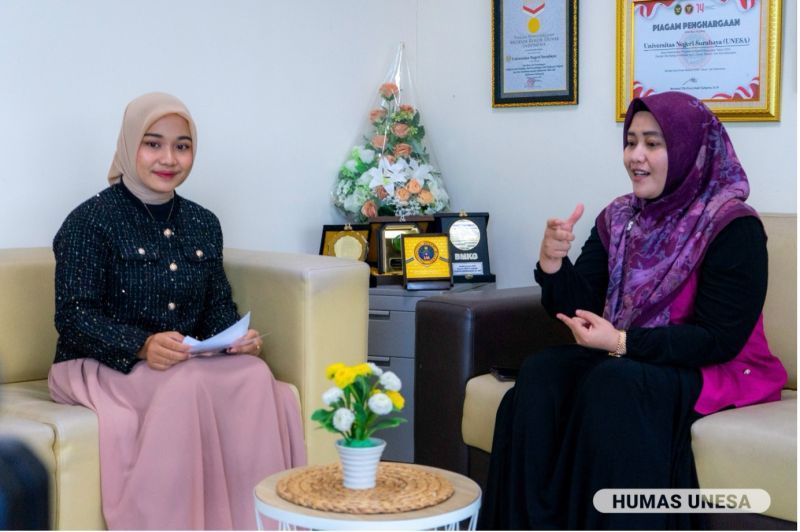 Khusnul Fikriyah, dosen Prodi S-1 Ekonomi Islam, Fakultas Ekonomika dan Bisnis (FEB) Unesa, narasumber (kanan) bersama Ivanessya Noya Iviola Virnanda sebagai moderator (kiri) dalam episode ketiga ‘Ngabuburit Bareng PPIS.’