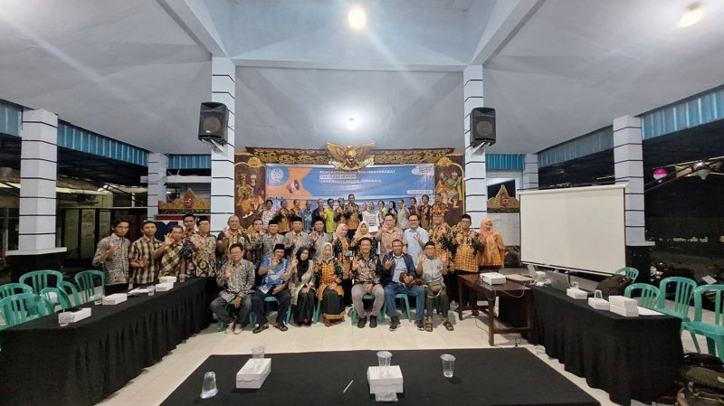 Tim Fakultas Hukum UNESA beri edukasi hukum kepada masyarakat di Kabupaten Banyuwangi melalui program PKM.