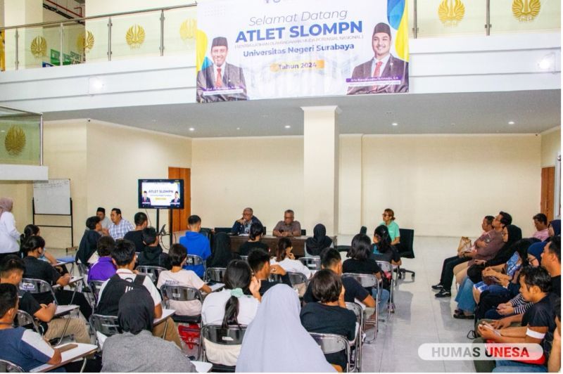 Ketua Tim SLOMPN memberikan pengarahan dan penguatan para atlet dan orang tua dalam sesi penandatanganan pakta integritas.