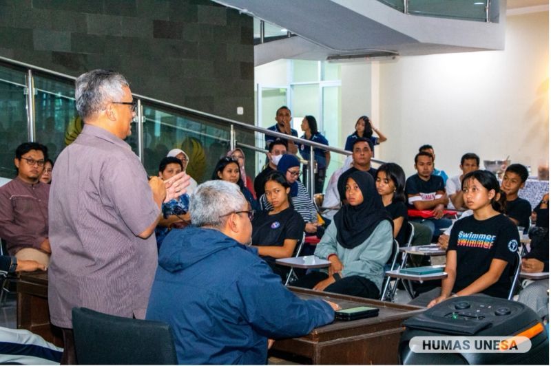 Wakil Rektor II UNESA memotivasi dan menyampaikan pesan penting agar para atlet tetap serius, tetap semangat, dan fokus latihan. Dia juga mengajak para atlet untuk memasang target pada kompetisi mendatang. 