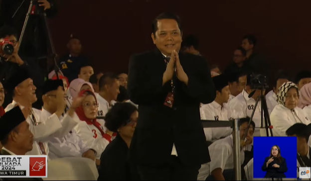 Pakar UNESA, Bambang Sigit Widodo, saat diperkenalkan sebagai panelis dalam debat ketiga Pilgub Jatim 2024.