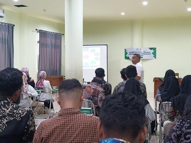 Guru besar manajemen pendidikan khusus sekaligus ketua PKM, Sujarwanto menyampaikan materi tentang penting dan cara menerapkan program pendidikan individual.