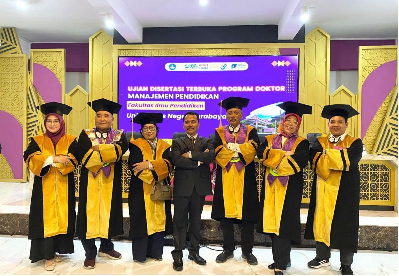 Promovendus bersama dewan penguji internal dan luar (eksternal) Unesa.