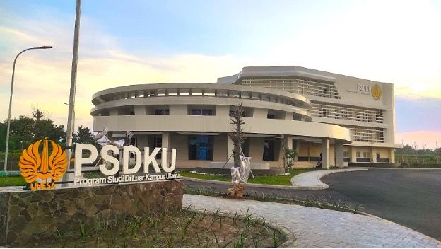 Gedung utama perkuliahan UNESA Kampus 5 Magetan yang sudah dilengkapi dengan taman dan pepohonan yang mulai memperlihatkan tunasnya. Akses jalan sekitar kampus pun sudah diaspal rapi dan ruas akses pejalan kaki juga sudah dipaving. 