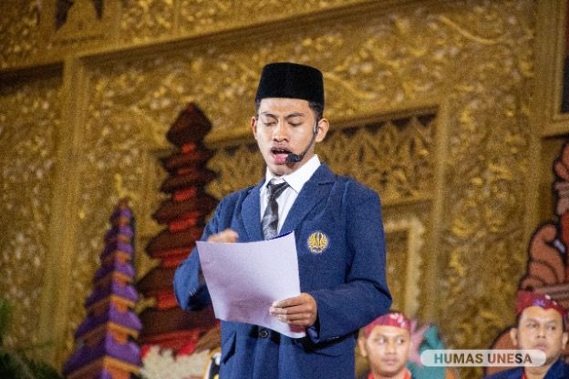 Mewakili maba UNESA 2024, Faishal Mufih membacakan isi suratnya kepada presiden terpilih Republik Indonesia.