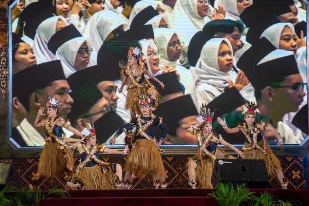 Sejumlah aksi panggung bernuansa nusantara memaukau maba dalam PKKMB 2024.