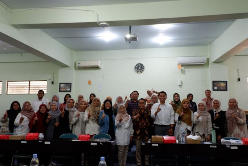 Tim BIPA UNESA bersama pemateri dan peserta pelatihan di FBS, Kampus II Lidah Wetan, Surabaya.