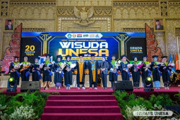 Pimpinan UNESA memberikan penghargaan dan apresiasi kepada jajaran wisudawan terbaik dari berbagai fakultas. Bahkan, ada yang ditawar beasiswa lanjut kuliah di UNESA.