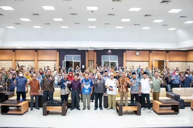 Seluruh jajaran pimpinan UNESA foto bersama Direktur SDM Diktiristek dalam FGD tentang SDM PTN-BH