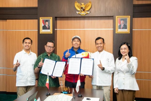 Wakil Rektor IV Unesa, Dwi Cahyo Kartiko bersama Direktorat Kerja Sama, dan Direktorat Urusan Internasional dalam penandantanganan MoU secara daring dengan NEMSU Filipina.