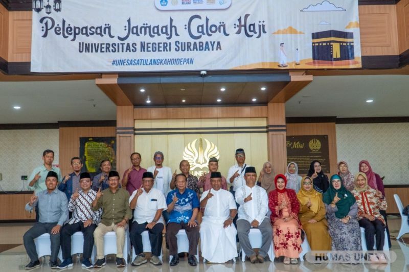 Jajaran pimpinan kampus Rumah Para Juara bersama seluruh civitas academica UNESA yang mendapat panggilan ibadah haji tahun ini.