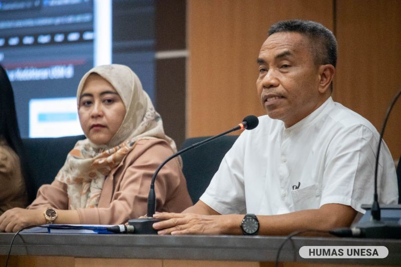 Direktur lembaga labschool UNESA Prof. Dr. Sujarwanto, M.Pd. memberikan arahan dan pentingnya program ini baik bagi siswa maupun labschool.