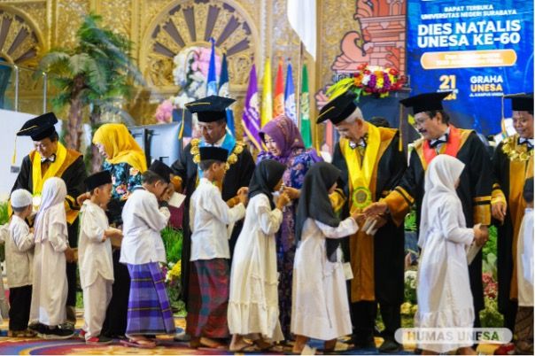 Pimpinan UNESA bersama sejumlah tokoh bersalaman dengan pewarkilan anak yatim dari berbagai yayasan panti asuhan di Jawa Timur.