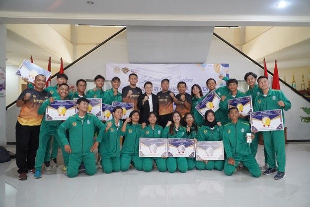 Apriyani Rahayu foto bersama dekan dan dosen FIKK beserta mahasiswa Unesa yang berhasil medali pada PON XXI Aceh-Sumut 2024.