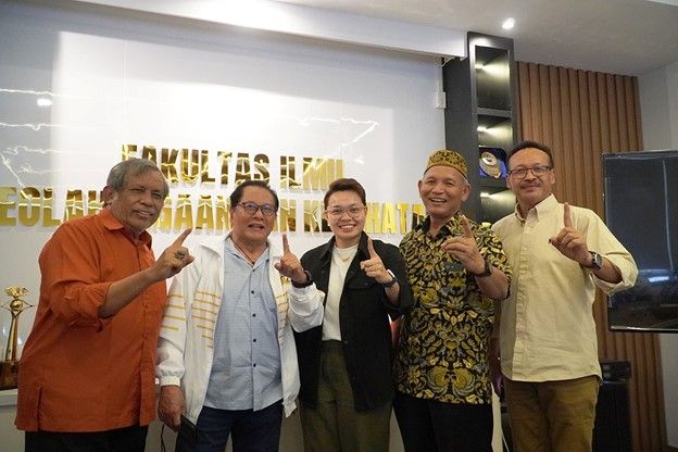 Apriyani Rahayu bersama pimpinan dan guru besar UNESA. 