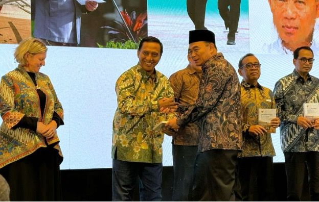 Rektor UNESA bersama jajaran pejabat negara foto bersama Muhadjir Effendy dalam sesi peluncuran buku.