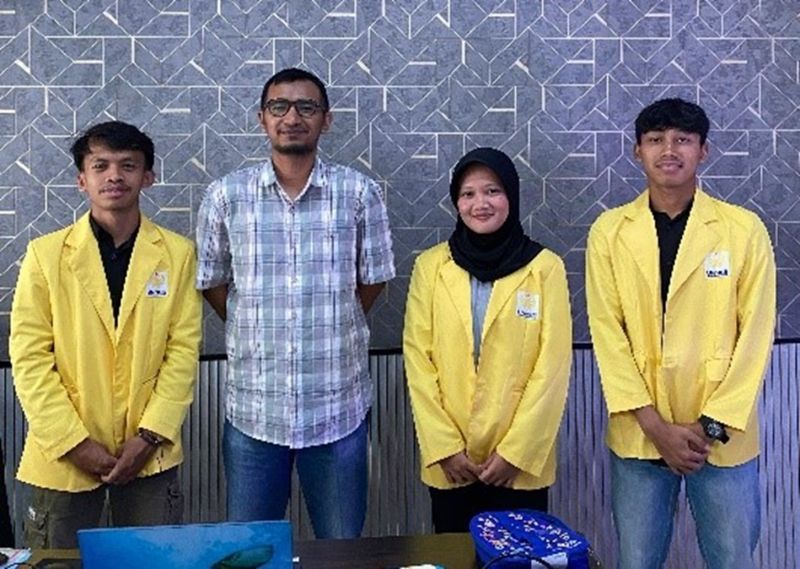 Koorprodi S-1 PJKR FIKK UNESA bersama tiga mahasiswa pertukaran dari Unnes.