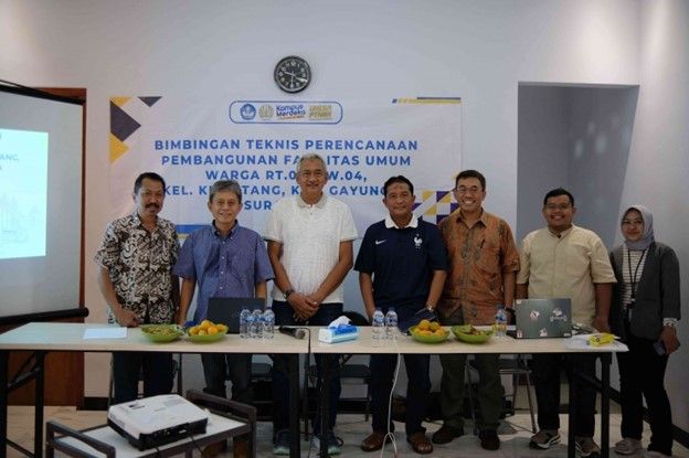 Tim dosen Teknik Sipil UNESA bersama warga RT. 03, RW 4 Ketintang, Surabaya.