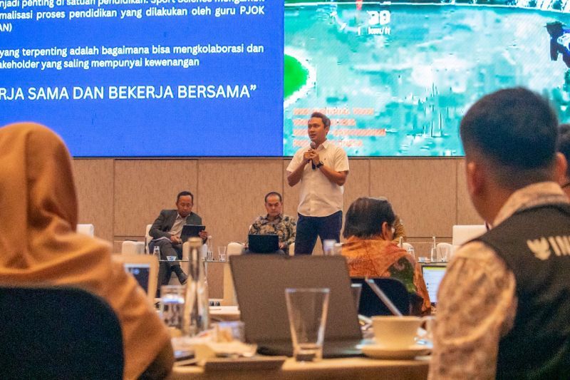 Dosen FIKK UNESA, Dr. Donny Ardy Kusuma, S.Pd., M.Kes., menyampaikan pentingnya sport science dalam penguatan manjemen talenta nasional bidang olahraga