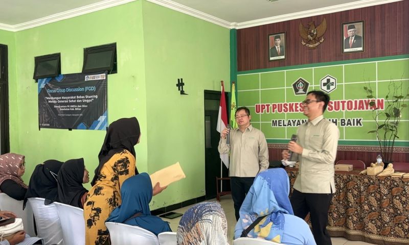 Cara dosen FK UNESA memberikan edukasi seputar cara pencegahan stunting, salah satunya melalui pola makan gizi seimbang. 