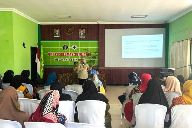 Warga Sutojayan mengikuti pelatihan pembuatan makanan tambahan yang diselenggarakan dosen FK UNESA.