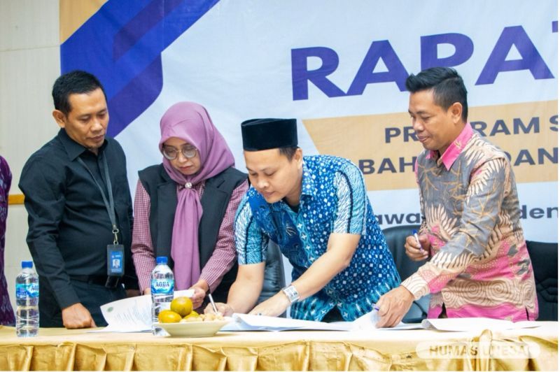 Penandatanganan kerja sama Kooprodi PBSI se-Jatim dengan IKAPROBSI Jatim.