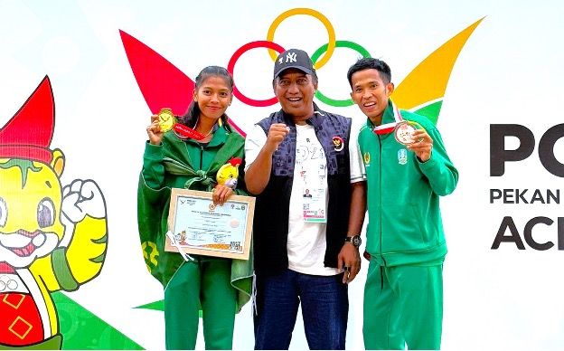 Rektor Cak Hasan bersama dua mahasiswanya yang berhasil meraih medali pada PON XXI Aceh Sumut 2024.